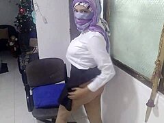 阿拉伯妻子在学校里穿着校服享受独奏游戏时间