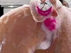 Monika Fox在泡沫浴室里玩粉色玩具
