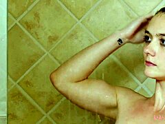 迷人的棕发模特在热水淋浴中洗澡