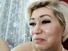 俄罗斯成熟的妓女在网络摄像头上耀他们的深喉技巧