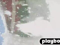 一群狂野的女孩在雪中进行激烈的女同性恋活动