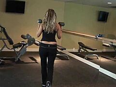 一个肌肉发达的女人被她的健身教练在热的场景中钻了